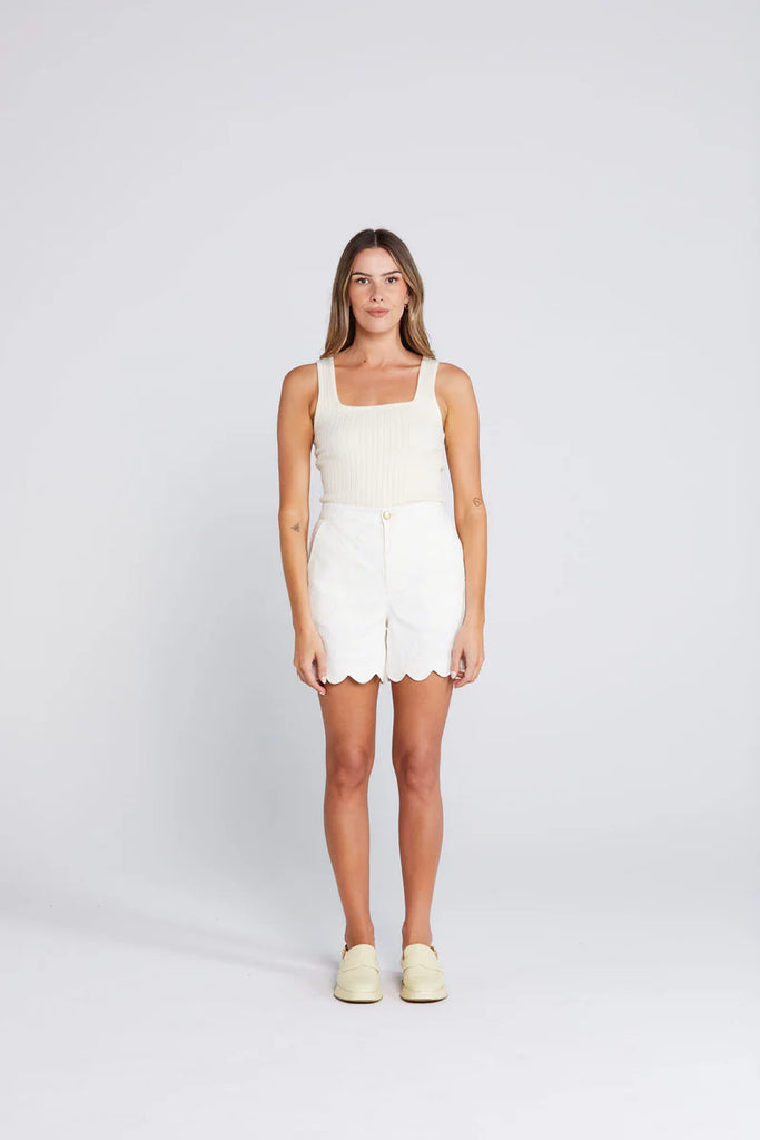 Everyday Short - Creamy Daisy
