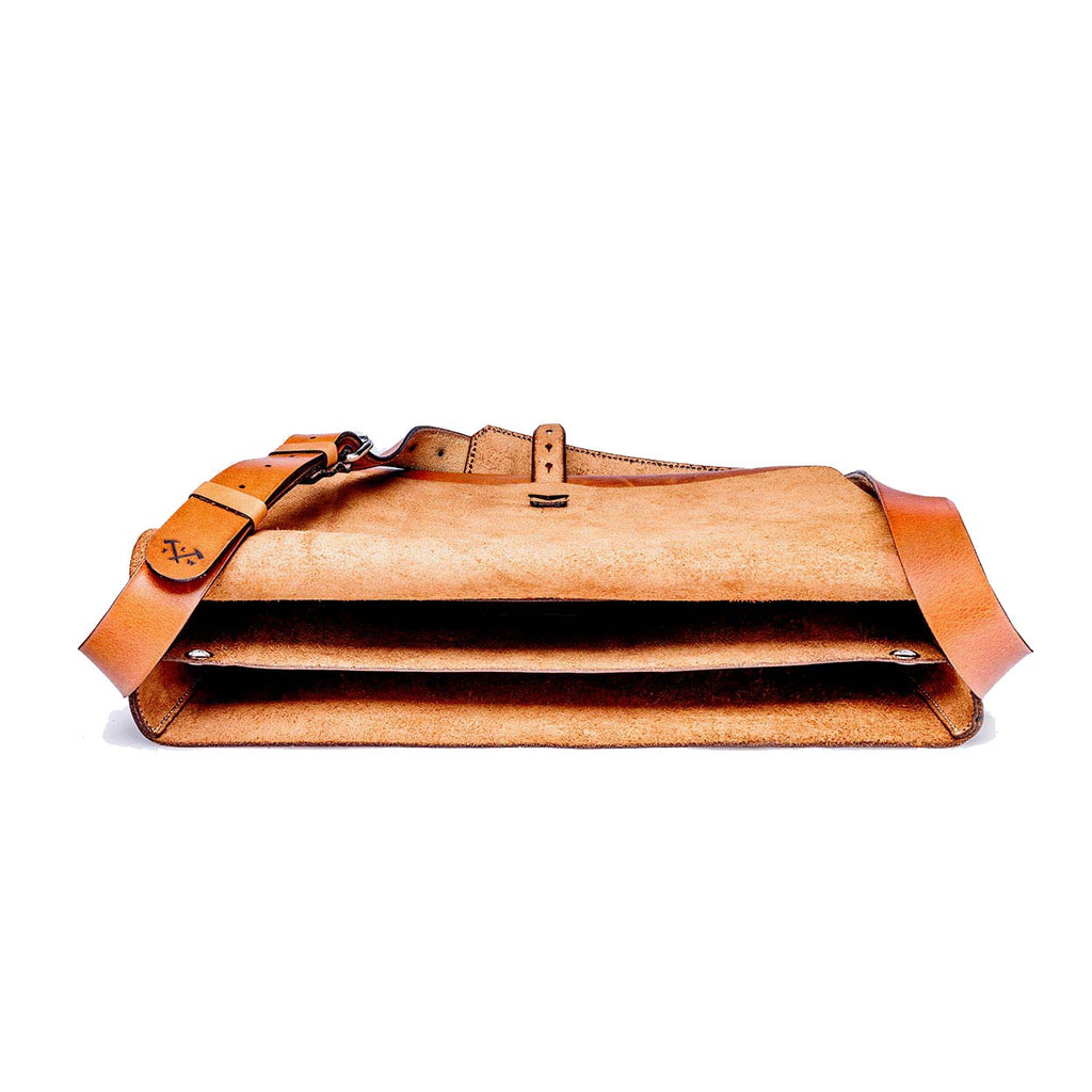 Paddington-Store-the-loyal-workshop-ethical-leather-nelson-messenger-bag-07_1024x1024@2x